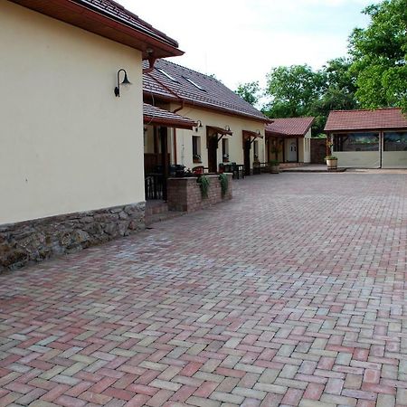 Ubytovanie Tri Ruze Krasnohorske Podhradie Екстер'єр фото