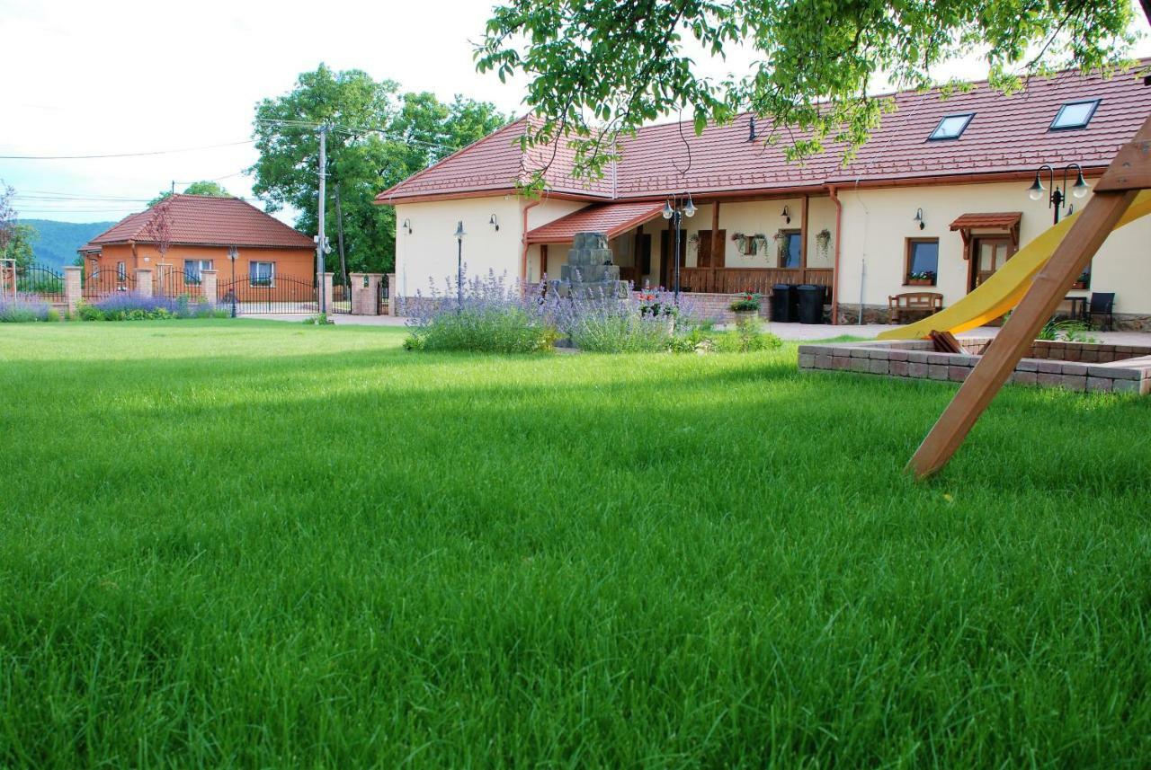 Ubytovanie Tri Ruze Krasnohorske Podhradie Екстер'єр фото