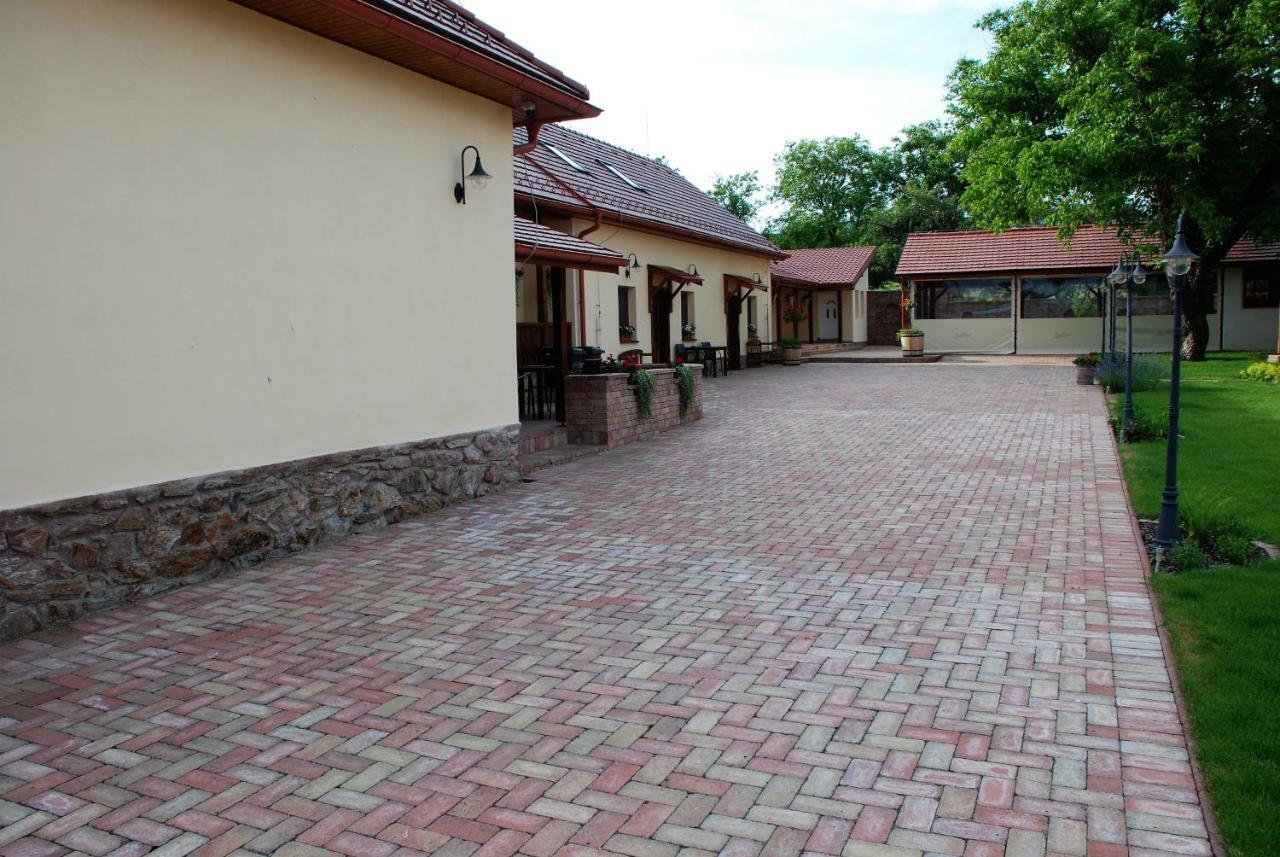 Ubytovanie Tri Ruze Krasnohorske Podhradie Екстер'єр фото