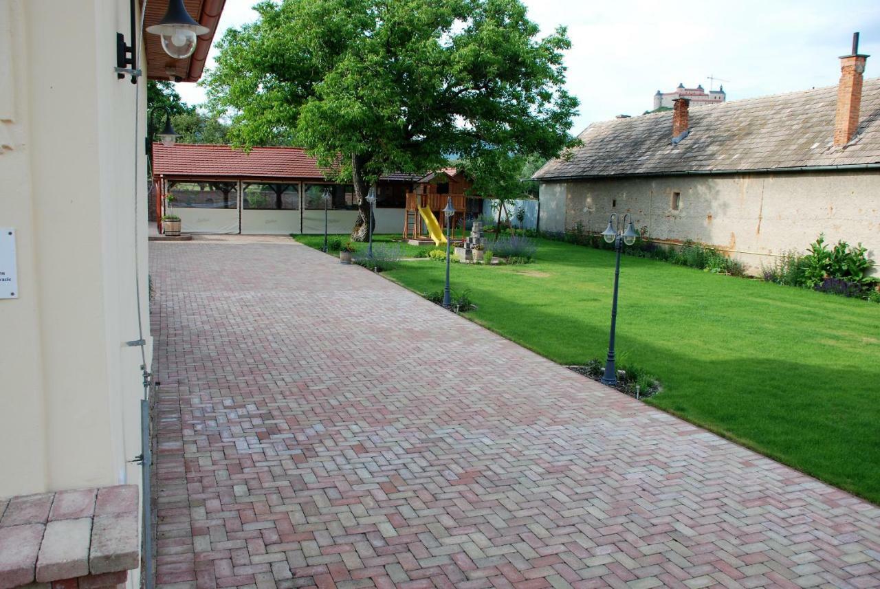 Ubytovanie Tri Ruze Krasnohorske Podhradie Екстер'єр фото